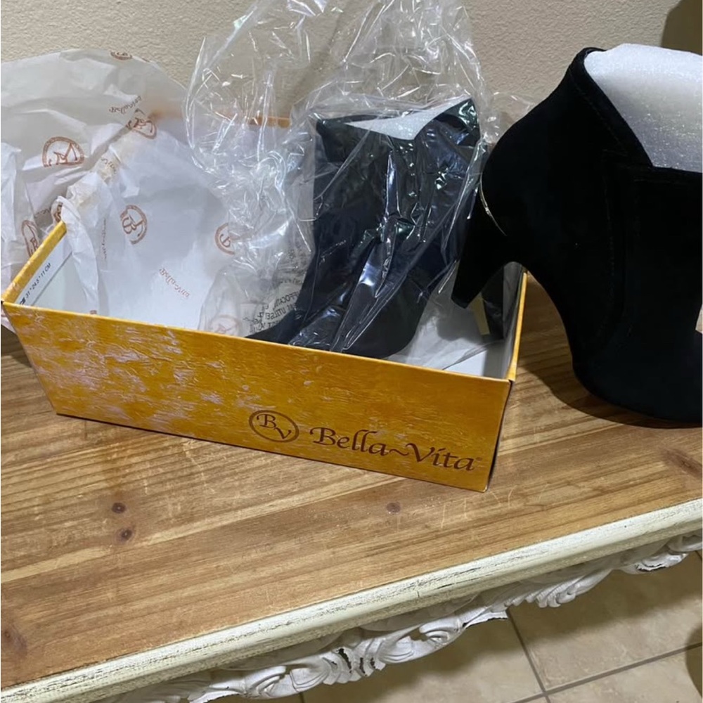Bella Vita Elegant Black Heeled Booties